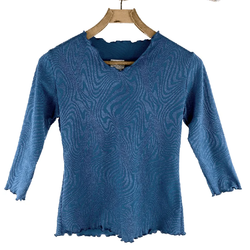 women's tops for those who want to add a touch of elegance and sophistication to their everyday wearNautico Onda Luxor Surreal Top